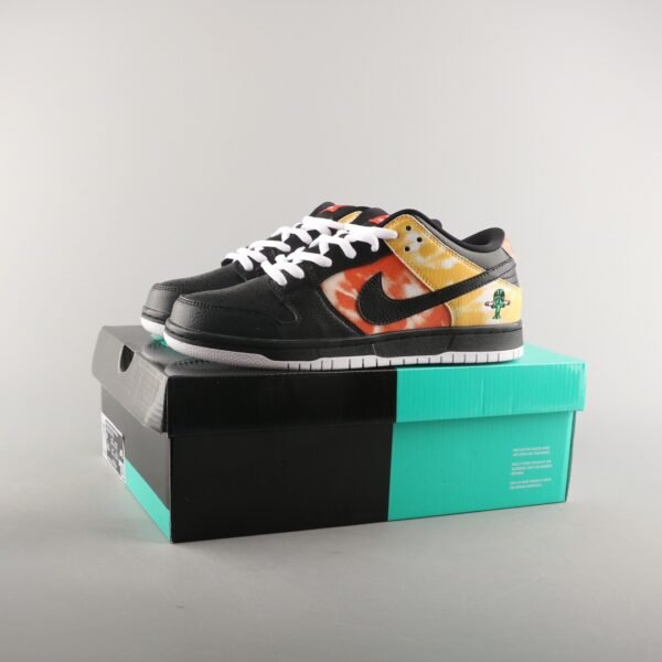 Dunk SB Low 'Tie-Dye Raygun - Black' - Imagen 2