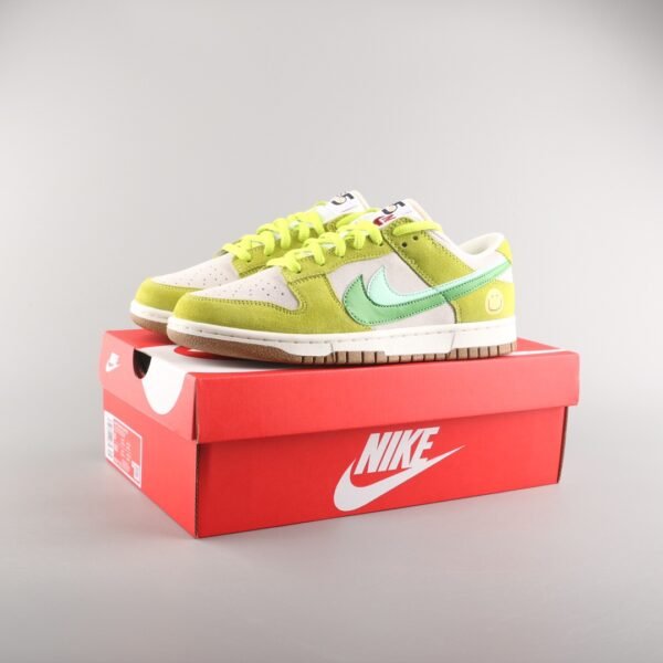 Nike Dunk Low SB `Swoosh happy face` - Imagen 3