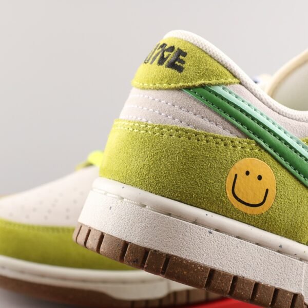 Nike Dunk Low SB `Swoosh happy face`